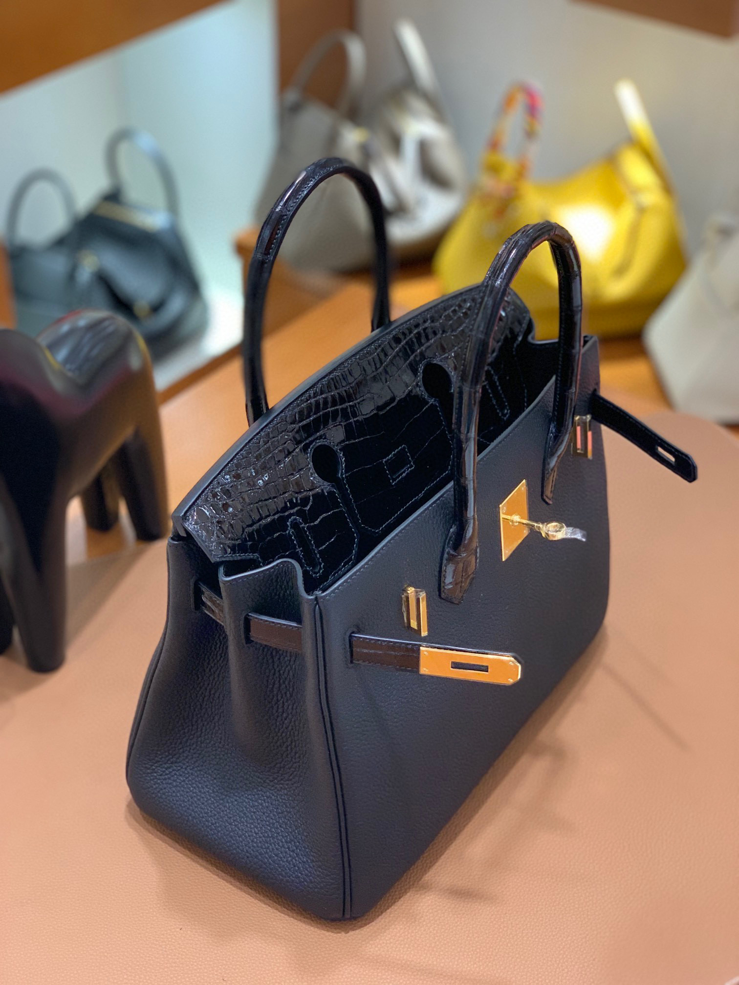 Hermès（爱马仕） 铂金包 Birkin Touch 30CM  全手工 黑色 亮面鳄鱼 金扣