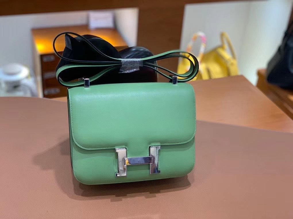 Hermès（爱马仕）Constance 空姐包 epsom 牛油果绿 银扣 24cm 现货