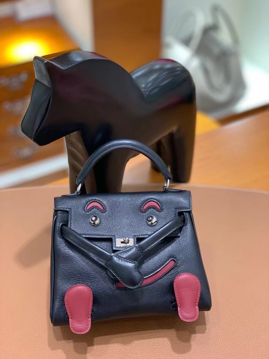 Hermès（爱马仕）Kelly doll swift 黑色 拼 石榴红 16cm 银扣 现货