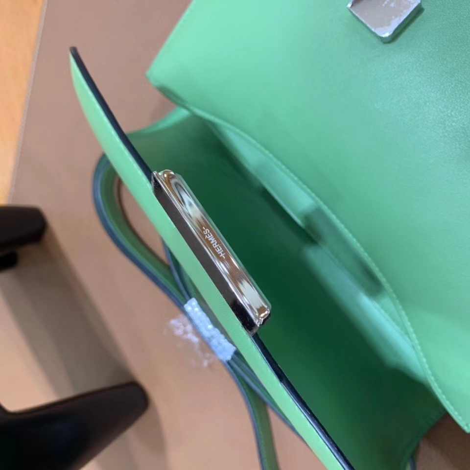 Hermès（爱马仕）Constance 空姐包 epsom 牛油果绿 银扣 24cm 现货