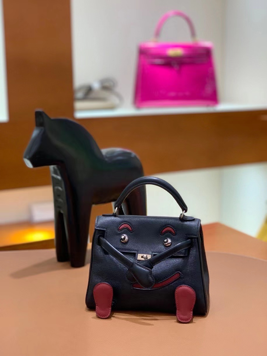 Hermès（爱马仕）Kelly doll swift 黑色 拼 石榴红 16cm 银扣 现货