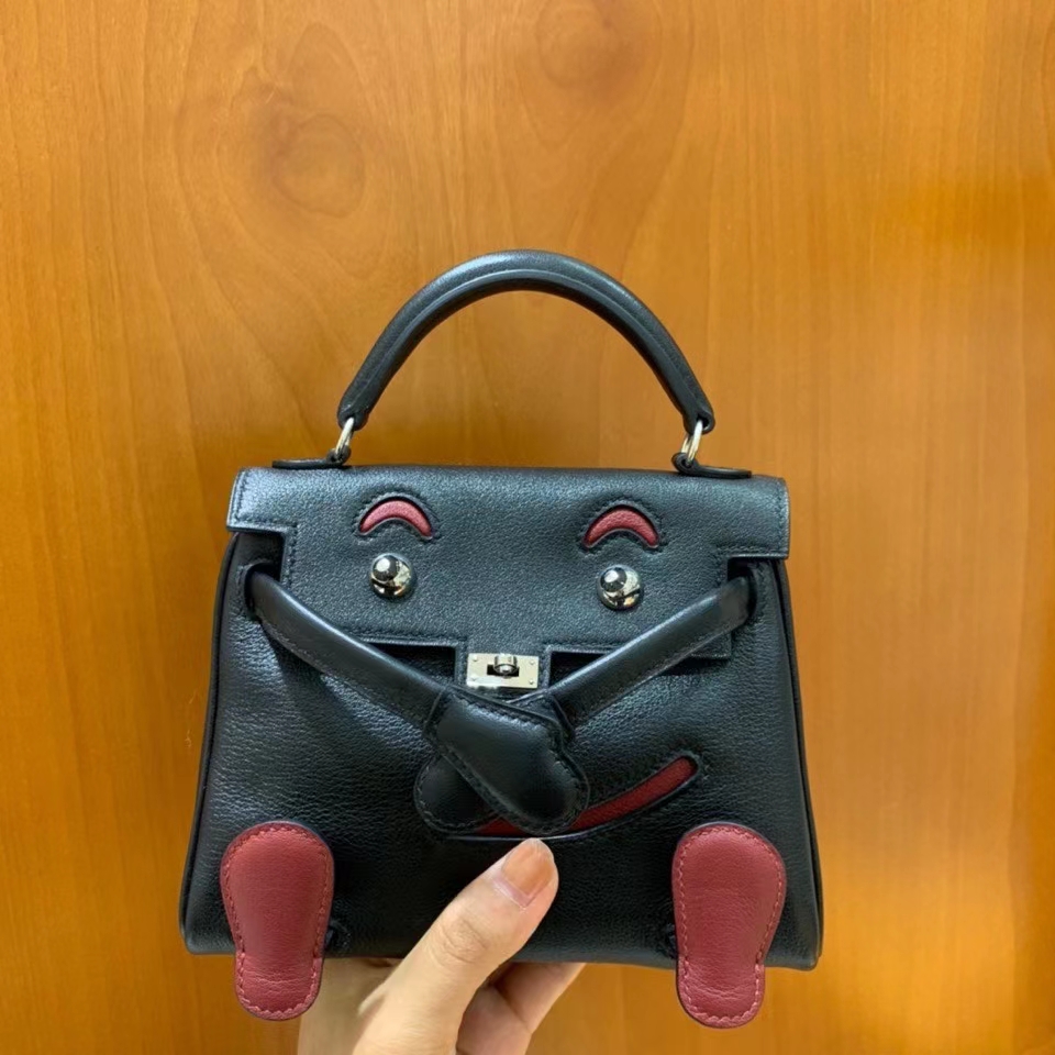 Hermès（爱马仕）Kelly doll swift 黑色 拼 石榴红 16cm 银扣 现货