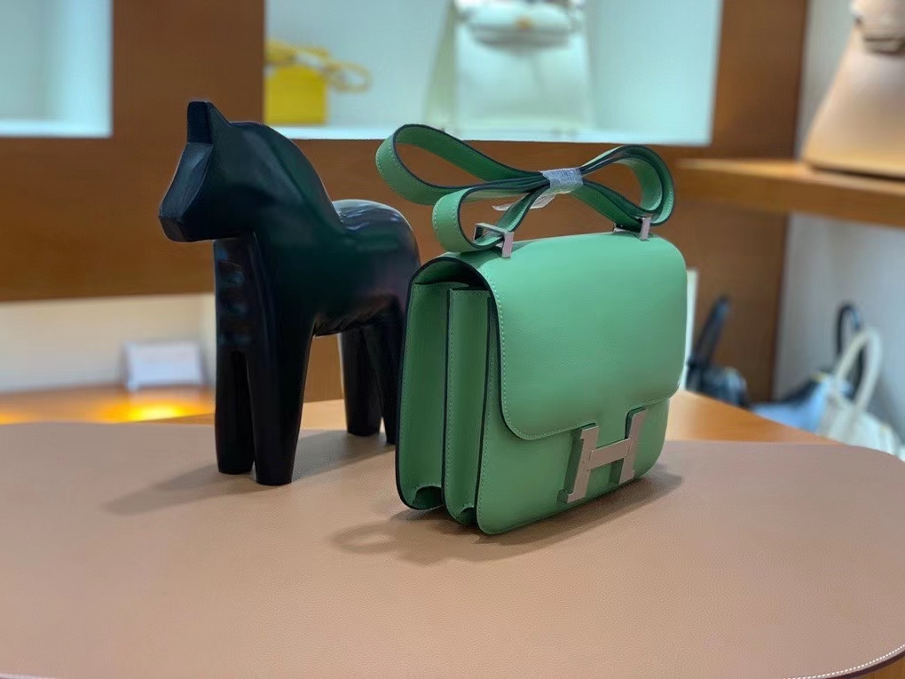 Hermès（爱马仕）Constance 空姐包 epsom 牛油果绿 银扣 24cm 现货