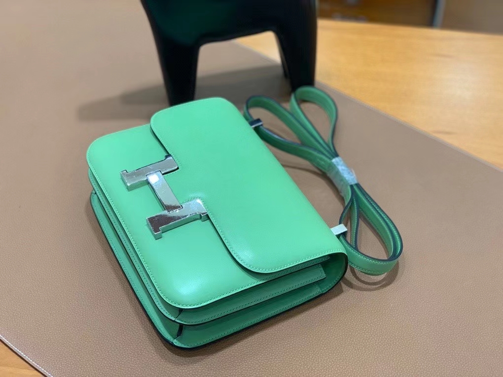 Hermès（爱马仕）Constance 空姐包 epsom 牛油果绿 银扣 24cm 现货