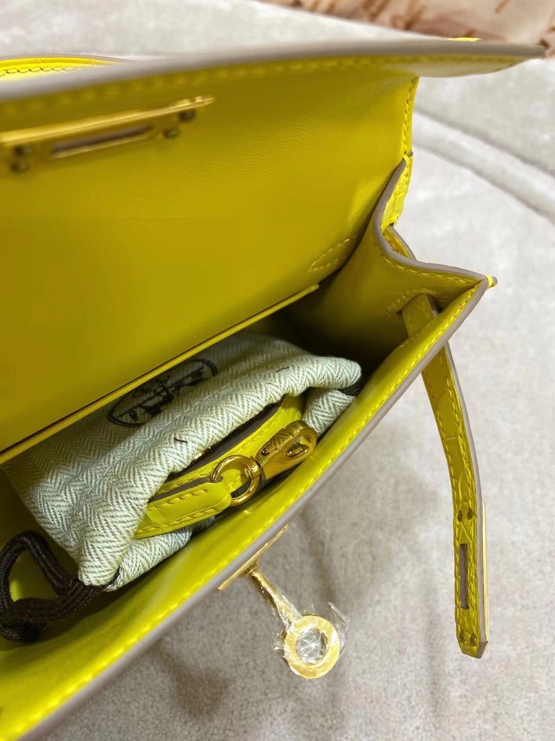Hermès（爱马仕）美洲鳄 金盏花黄 minikelly 19cm 金扣 雾面 现货