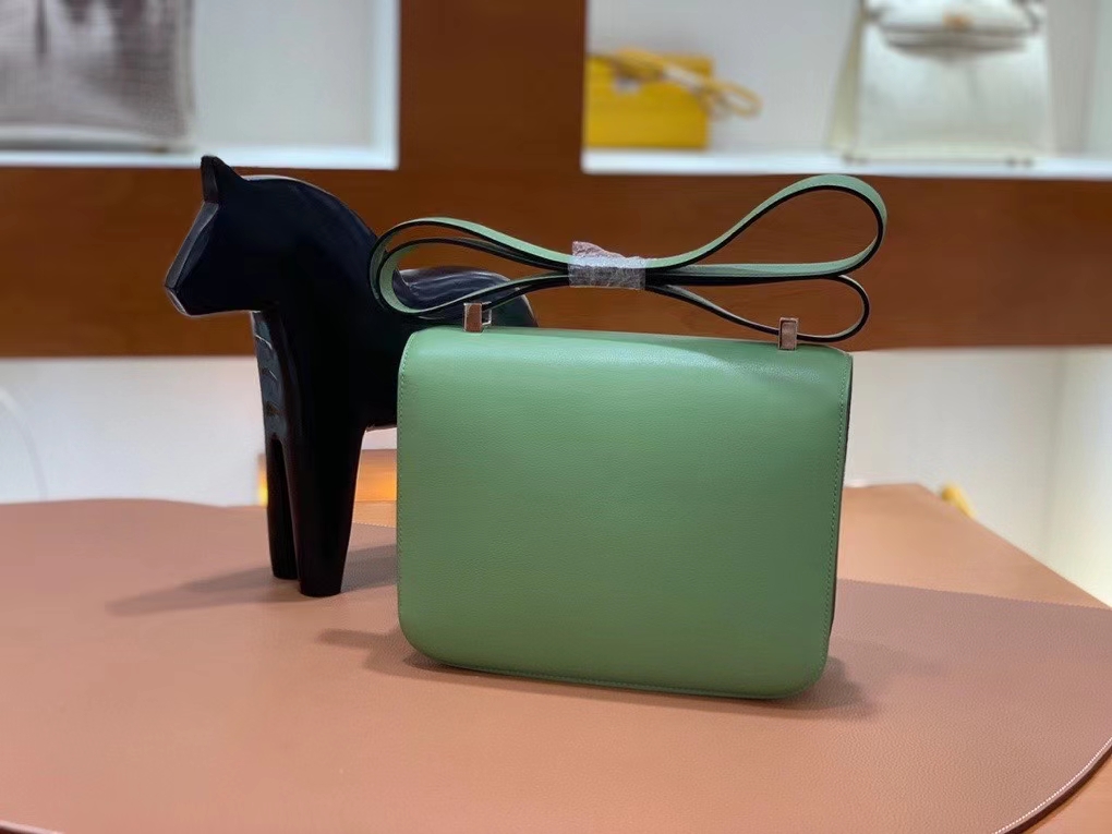 Hermès（爱马仕）Constance 空姐包 epsom 牛油果绿 银扣 24cm 现货