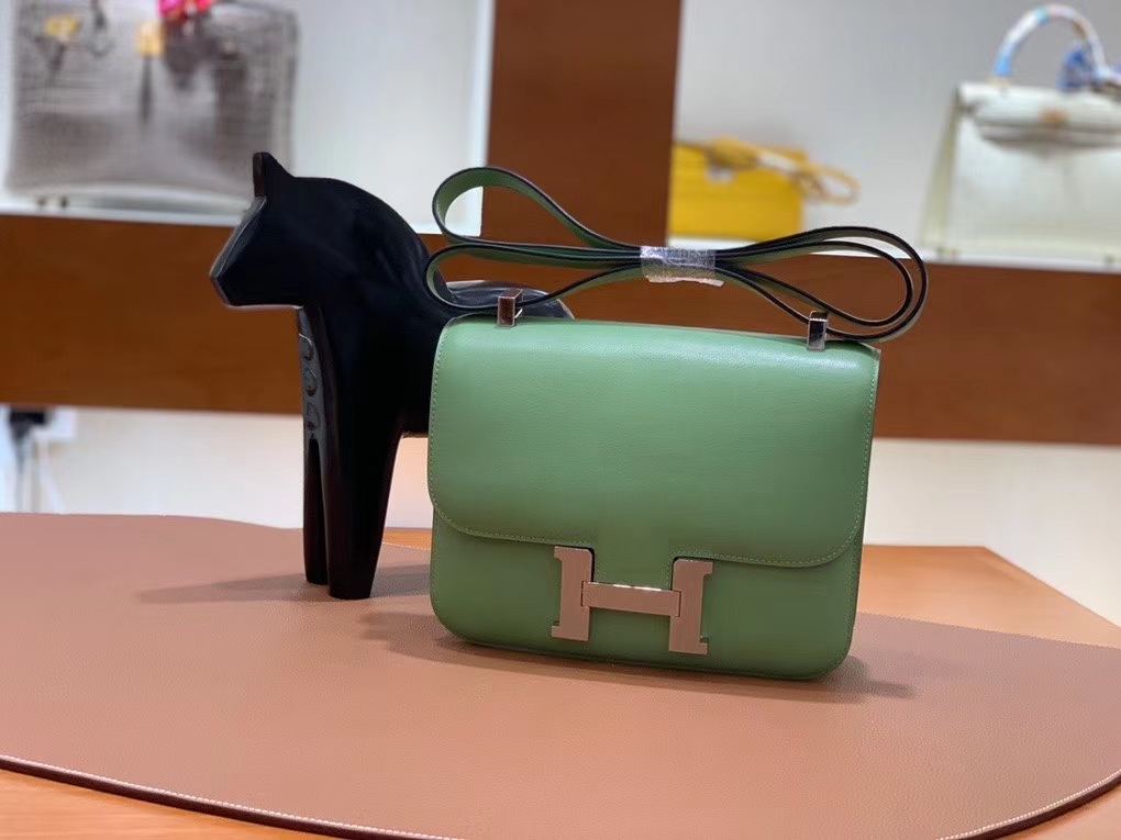 Hermès（爱马仕）Constance 空姐包 epsom 牛油果绿 银扣 24cm 现货
