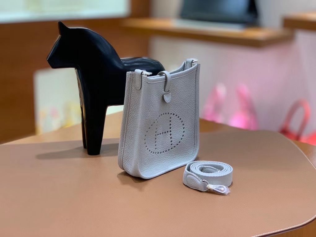 Hermès（爱马仕）TC 冰川白 Evelyne 16cm 银扣 现货