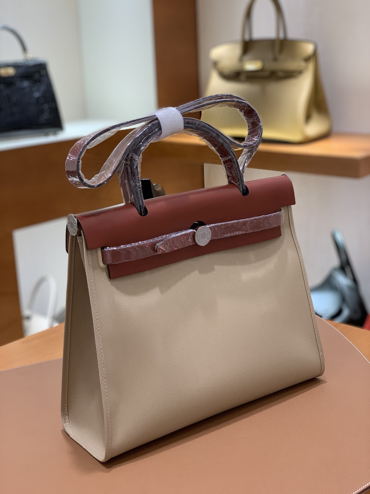 Hermès（爱马仕）Herbag 焦糖色拼风衣灰 Box帆布 银扣 31cm