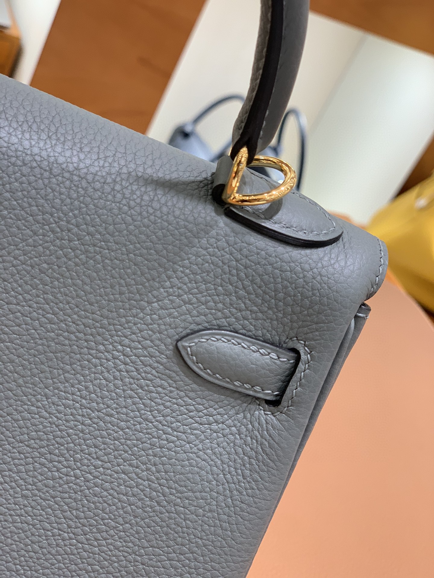 Hermès（爱马仕）Kelly 凯莉包 Togo 杏仁绿 金扣 25cm