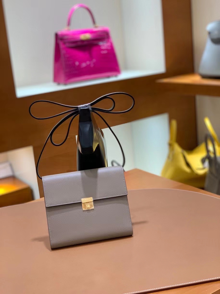Hermès（爱马仕）clice 挎包 Epsom 沥青灰 金扣 16cm 现货