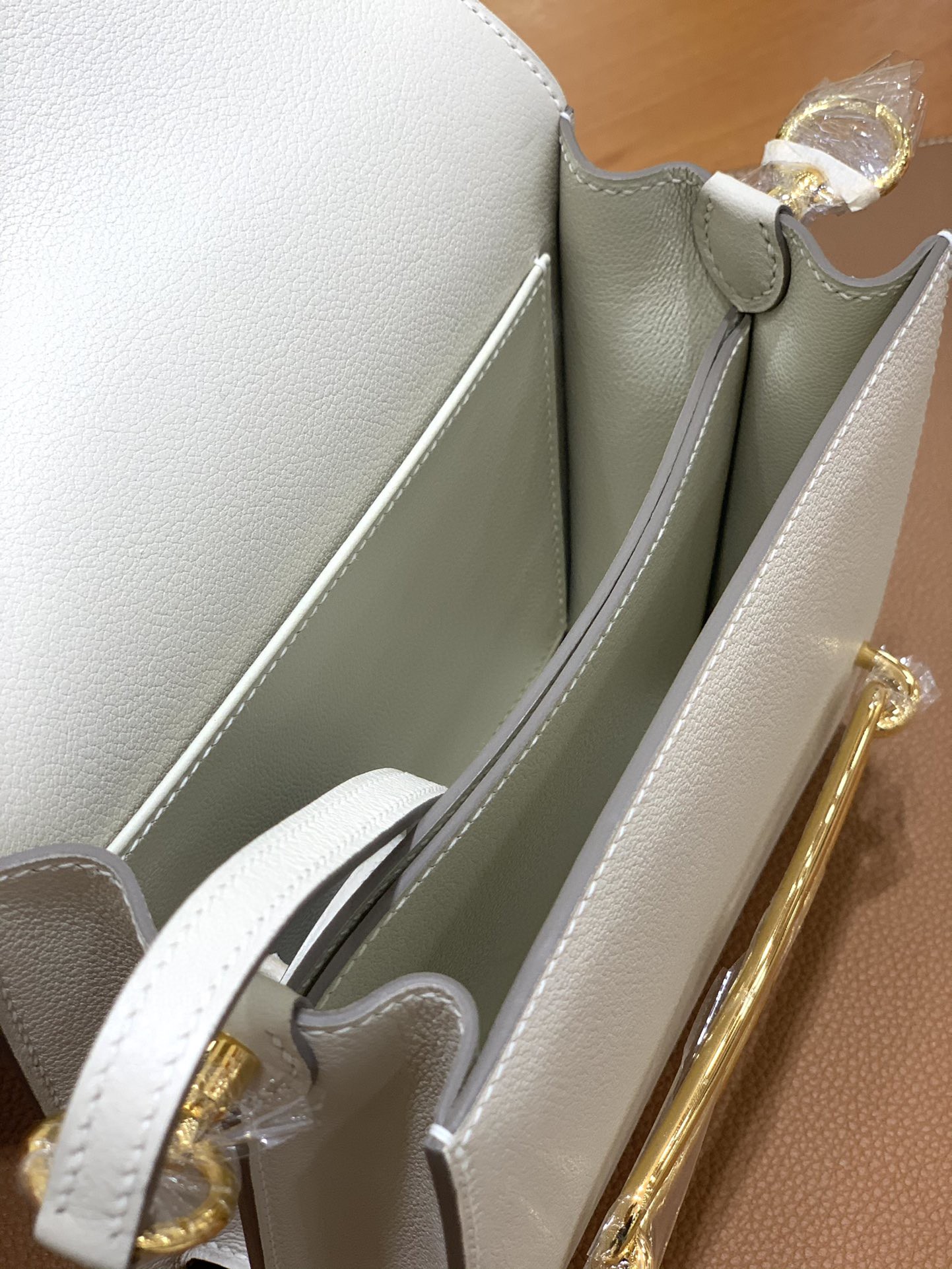 Hermès（爱马仕）Roulis 猪鼻子 evercolor 奶昔白 18cm 金扣 现货