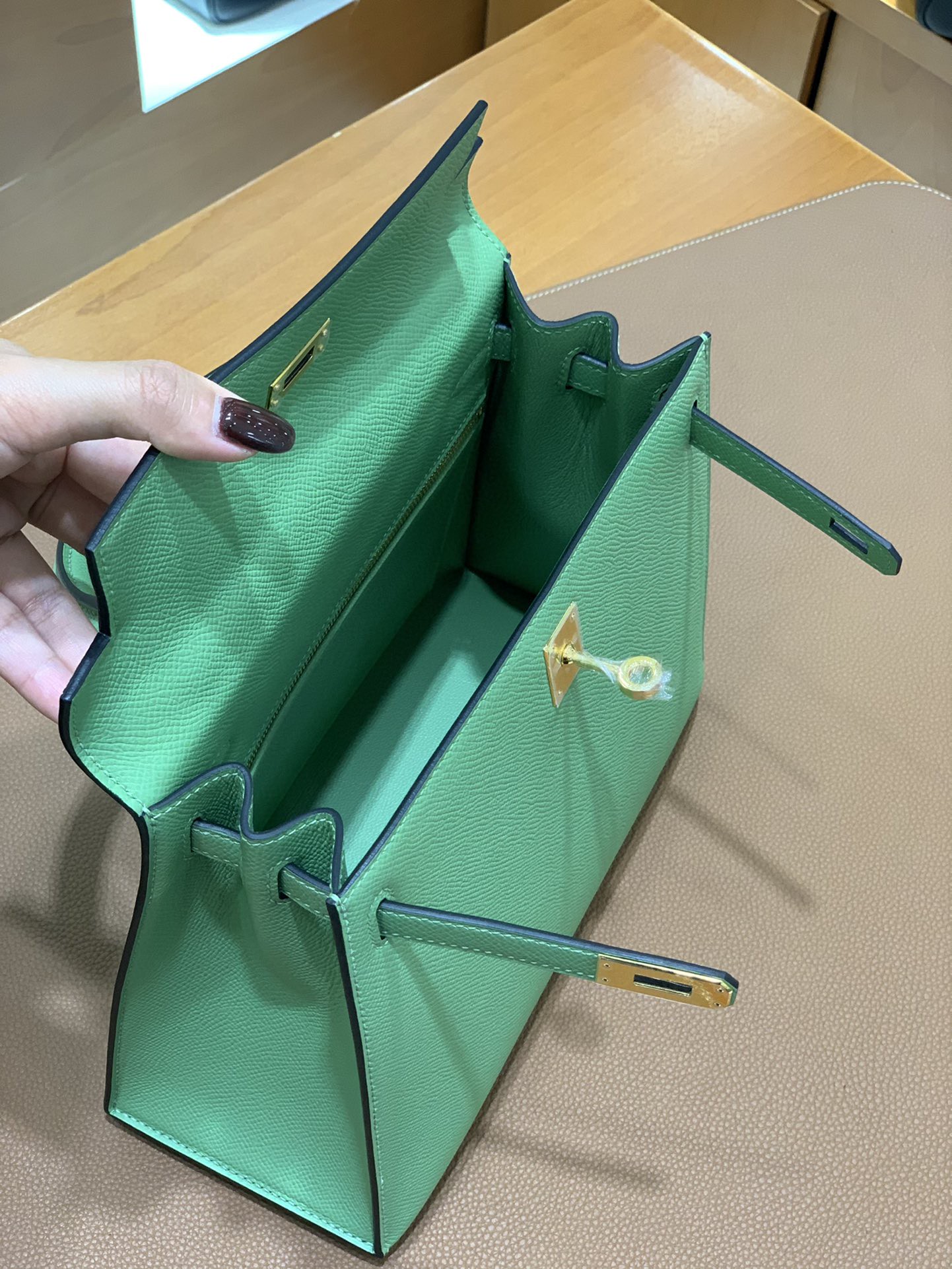 Hermès（爱马仕）Kelly 凯莉包 Epsom 牛油果绿 金扣 25cm