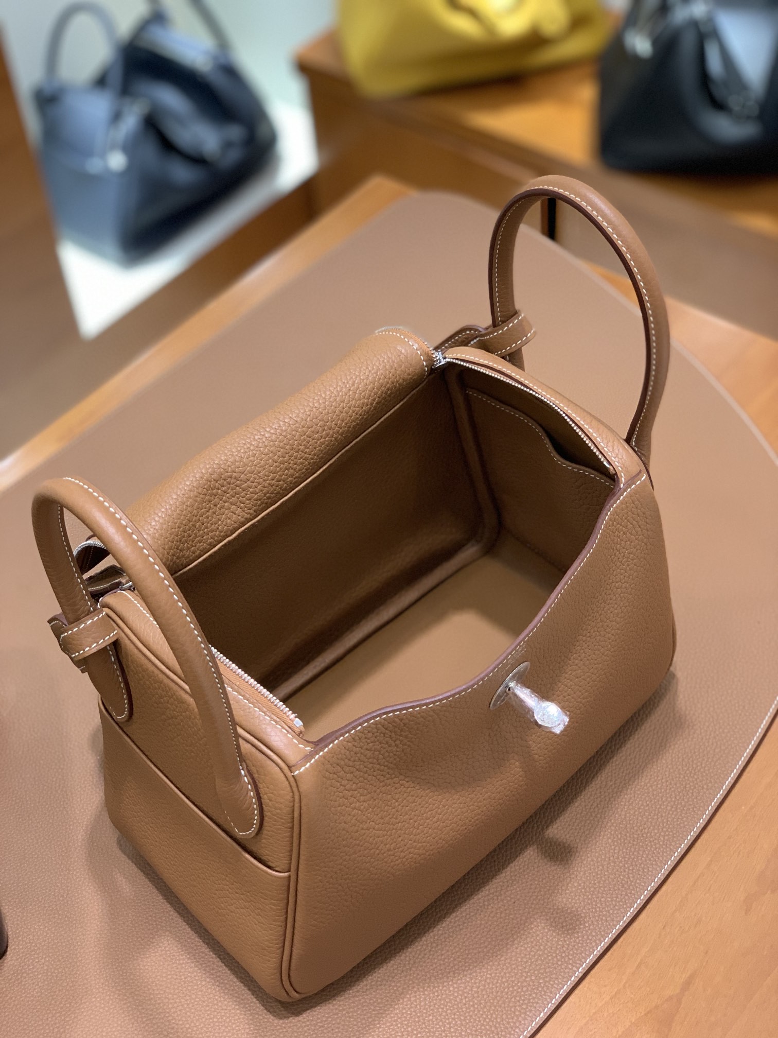 Hermès（爱马仕）Lindy 琳迪包 TC 金棕色 银扣 26cm 现货