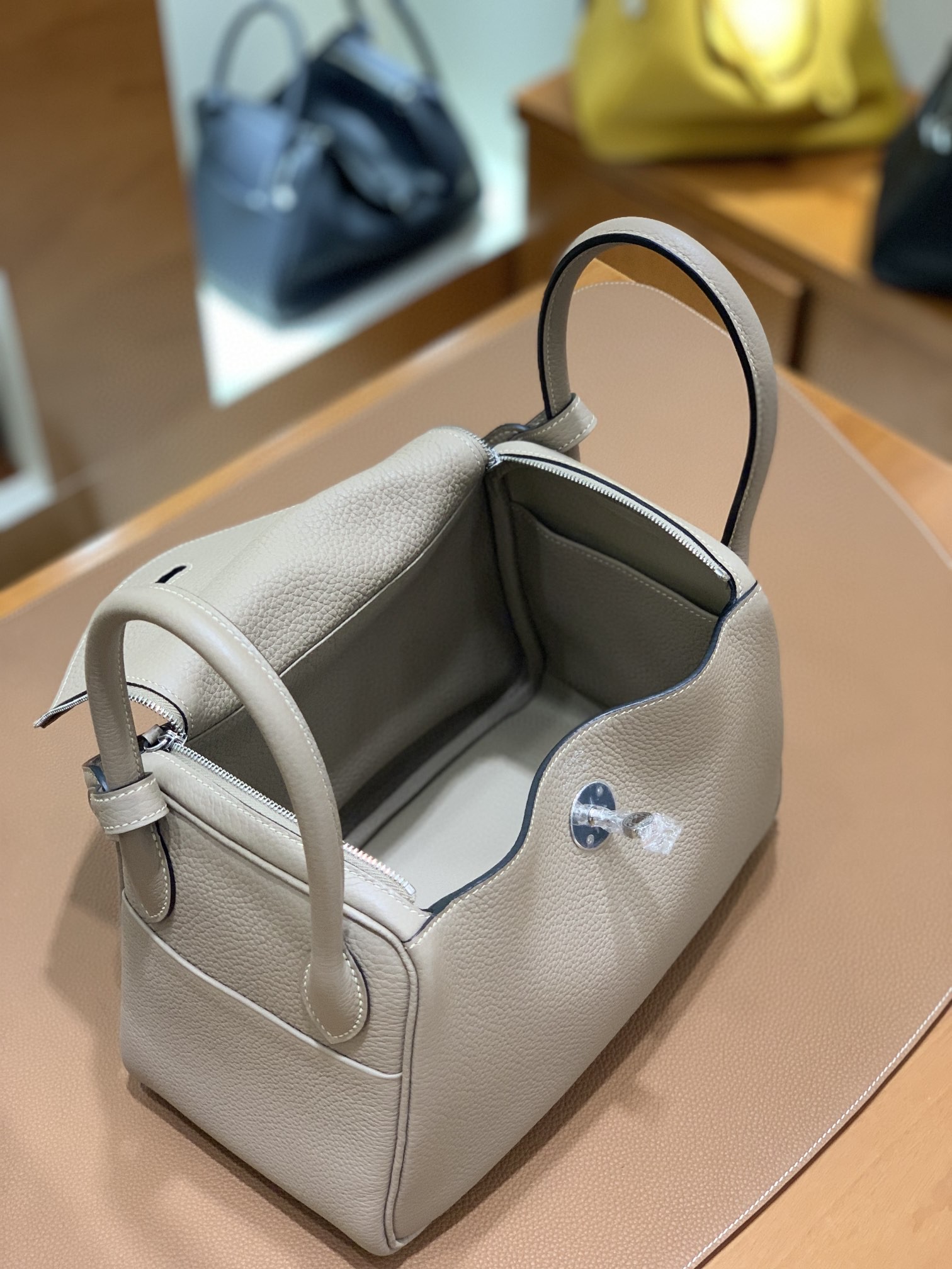 Hermès（爱马仕）Lindy 琳迪包 TC 斑鸠灰 银扣 26cm 现货