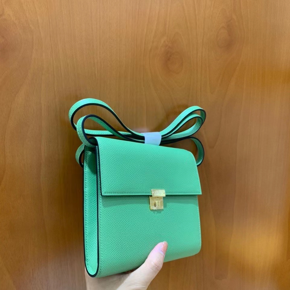 Hermès（爱马仕）clice 挎包 Epsom 牛油果绿 金扣 16cm 现货