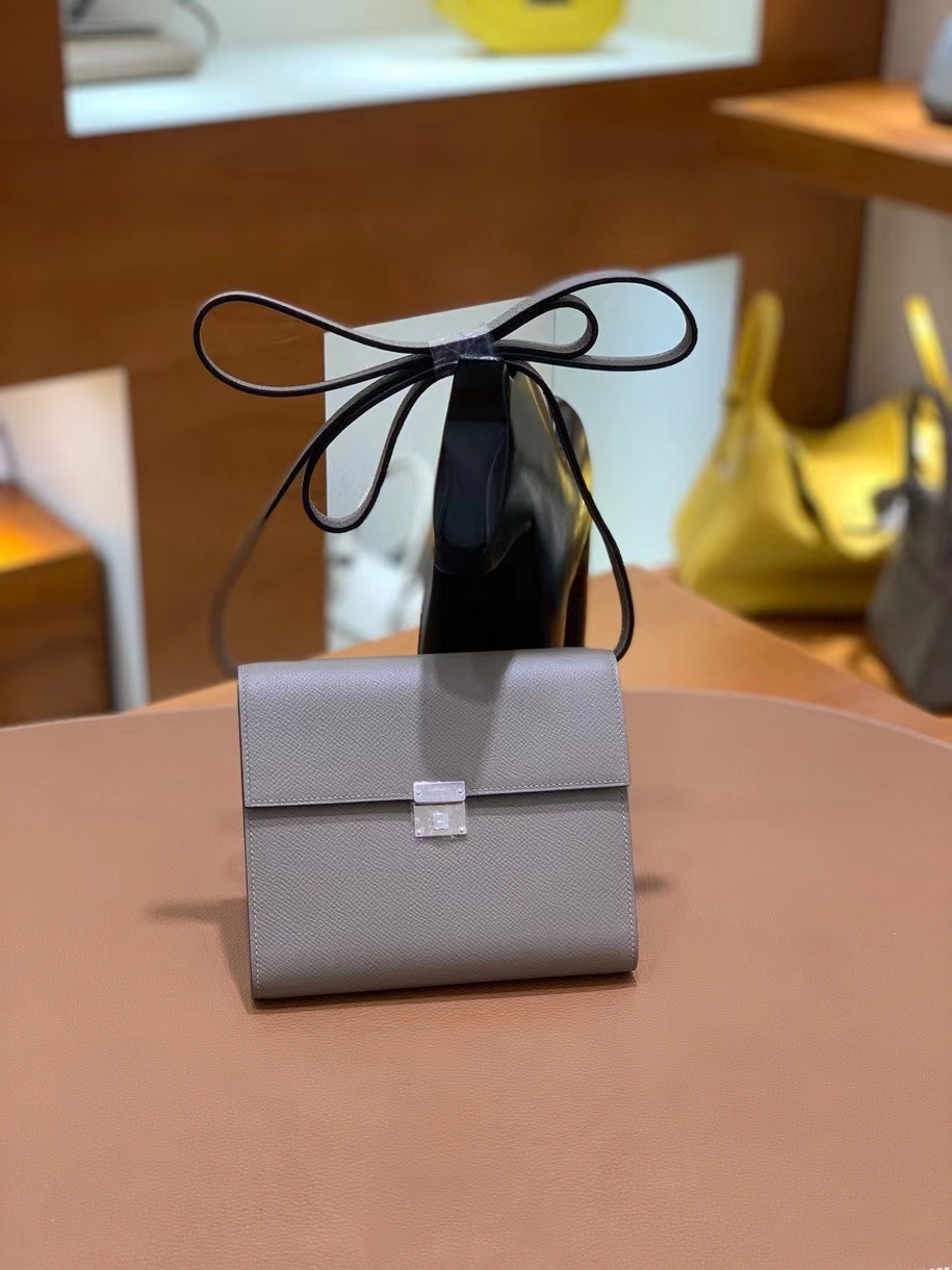 Hermès（爱马仕）clice 挎包 Epsom 沥青灰 银扣 16cm 现货