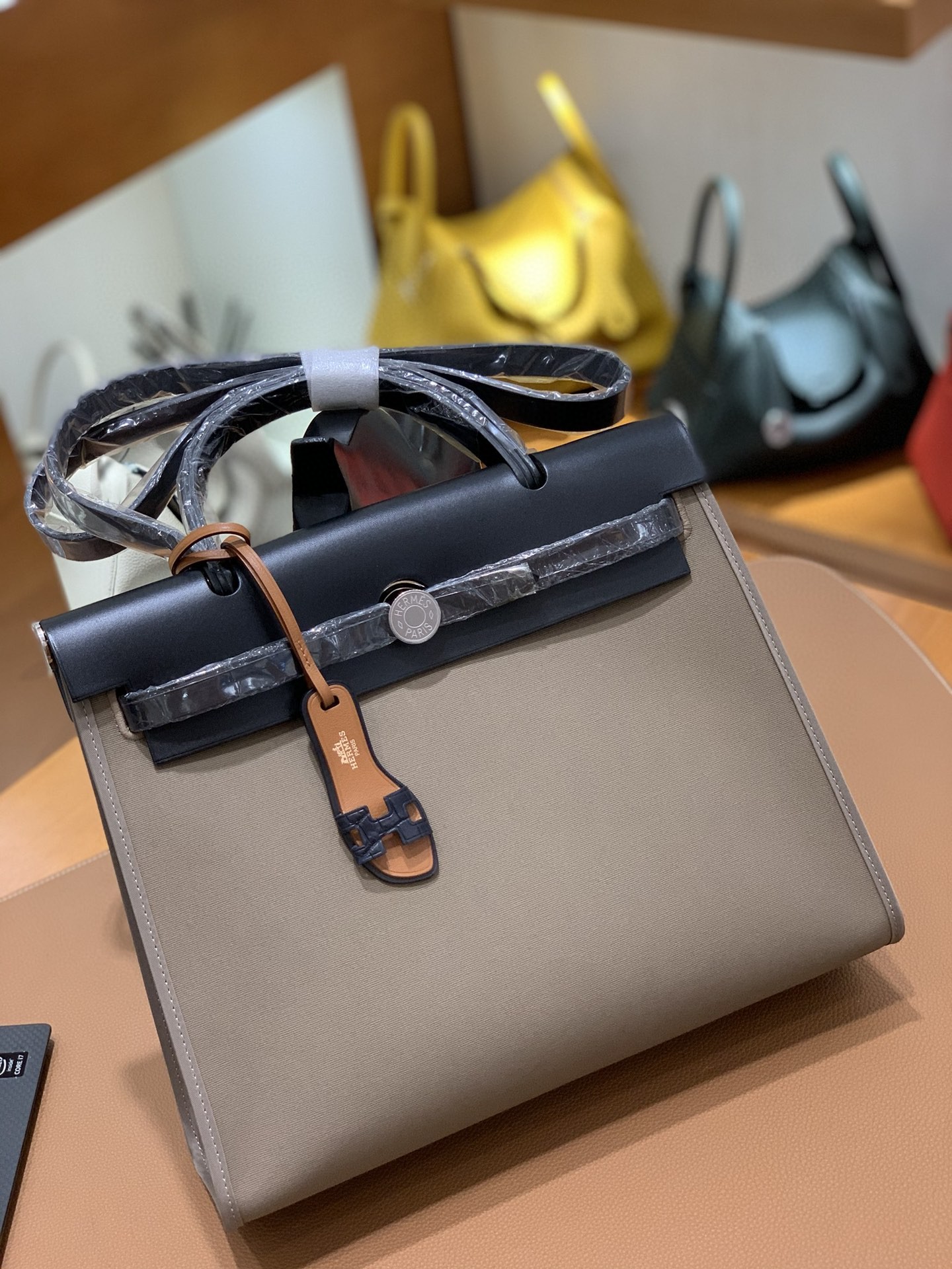 Hermès（爱马仕）Herbag 黑色拼大象灰 Box帆布 银扣 31cm
