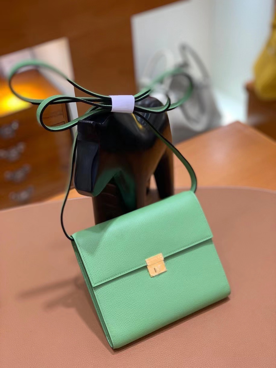 Hermès（爱马仕）clice 挎包 Epsom 牛油果绿 金扣 16cm 现货