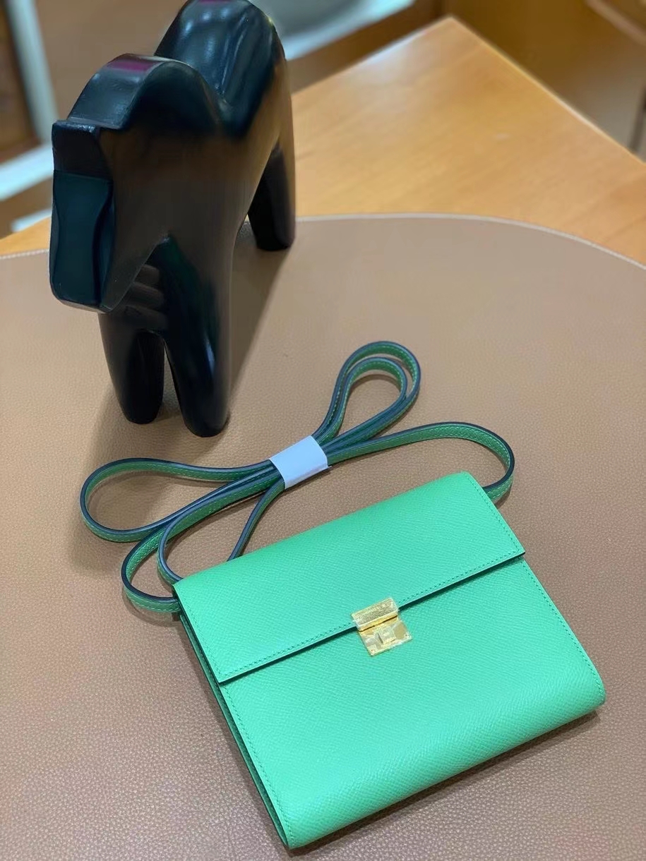 Hermès（爱马仕）clice 挎包 Epsom 牛油果绿 金扣 16cm 现货