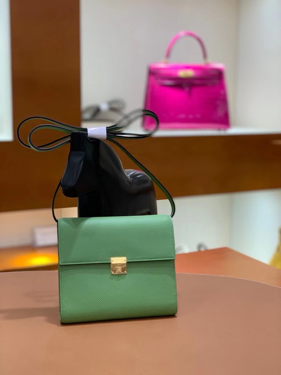 Hermès（爱马仕）clice 挎包 Epsom 牛油果绿 金扣 16cm 现货