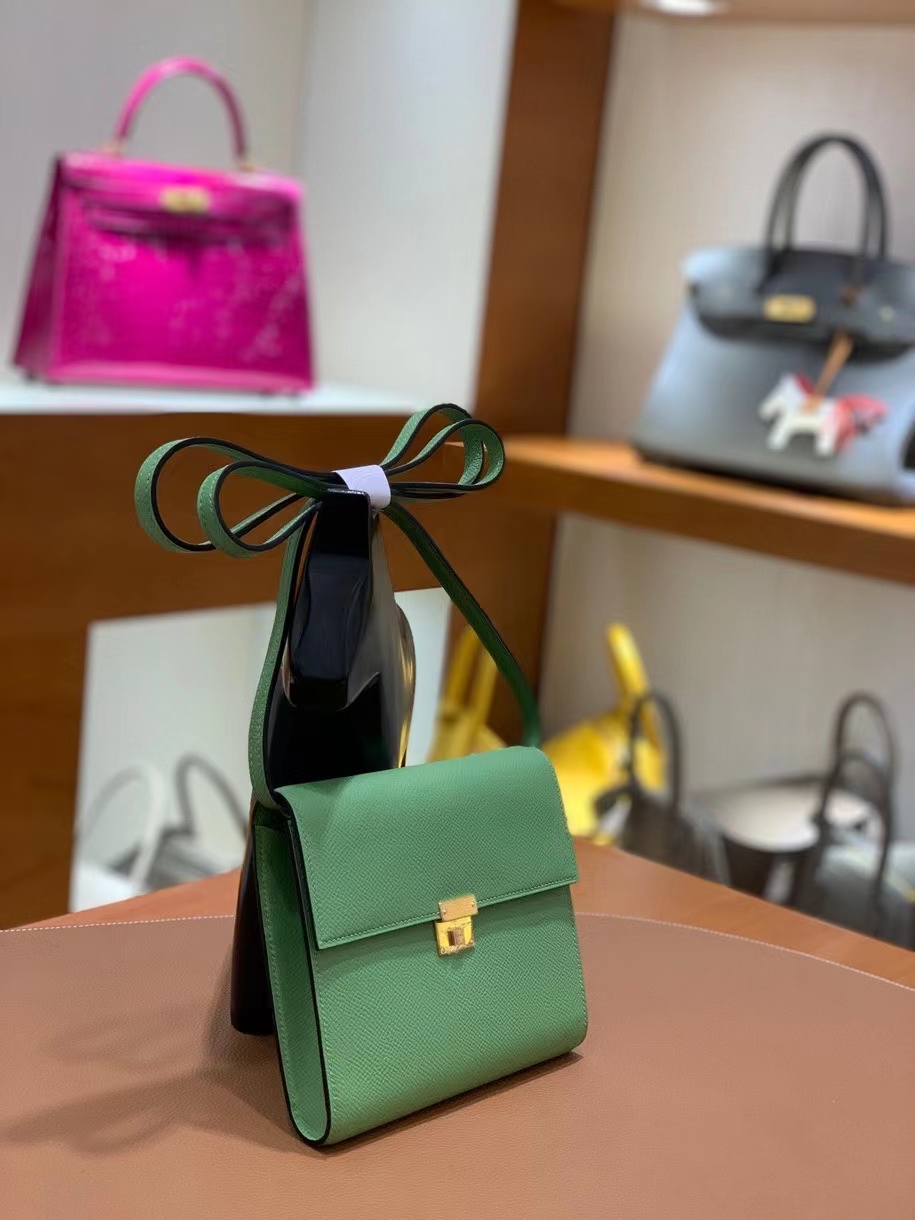 Hermès（爱马仕）clice 挎包 Epsom 牛油果绿 金扣 16cm 现货