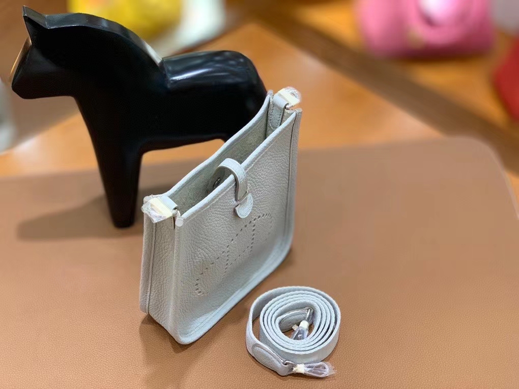 Hermès（爱马仕）TC 冰川白 Evelyne 16cm 银扣 现货