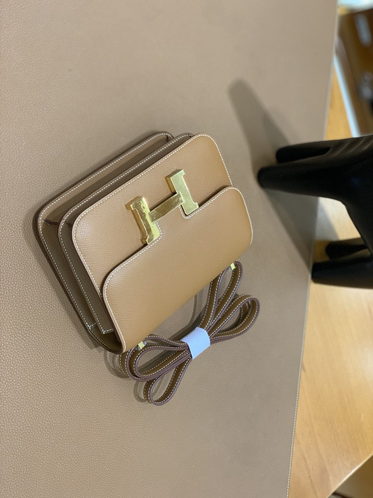 Hermès（爱马仕）Constance 空姐包 Epsom 金棕色 19cm 金扣