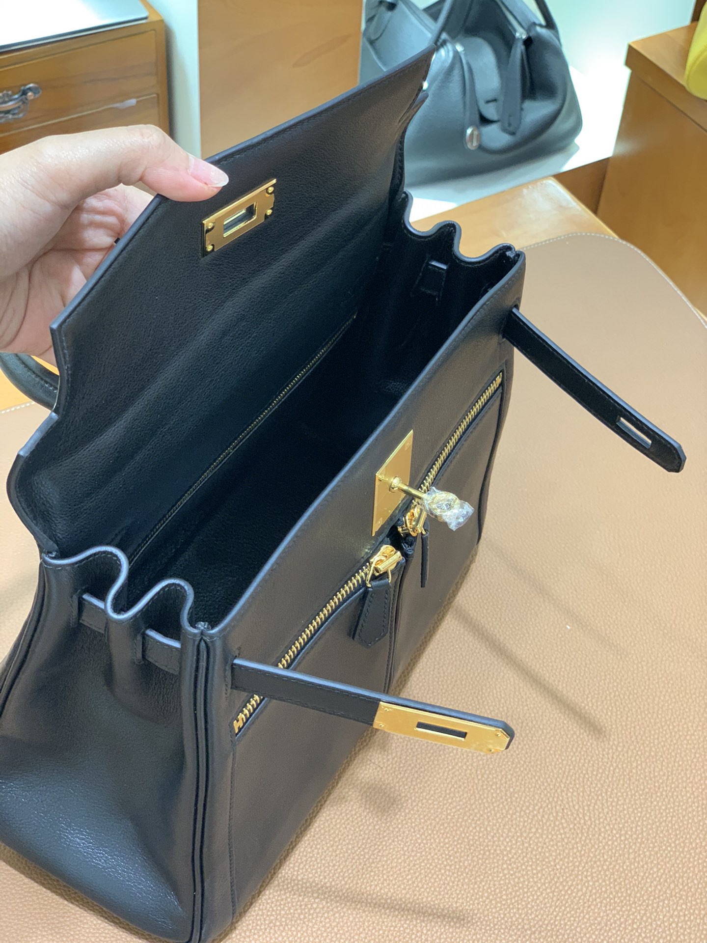 Hermès（爱马仕）Kelly lakis 黑色 swift皮 金扣 28cm 现货