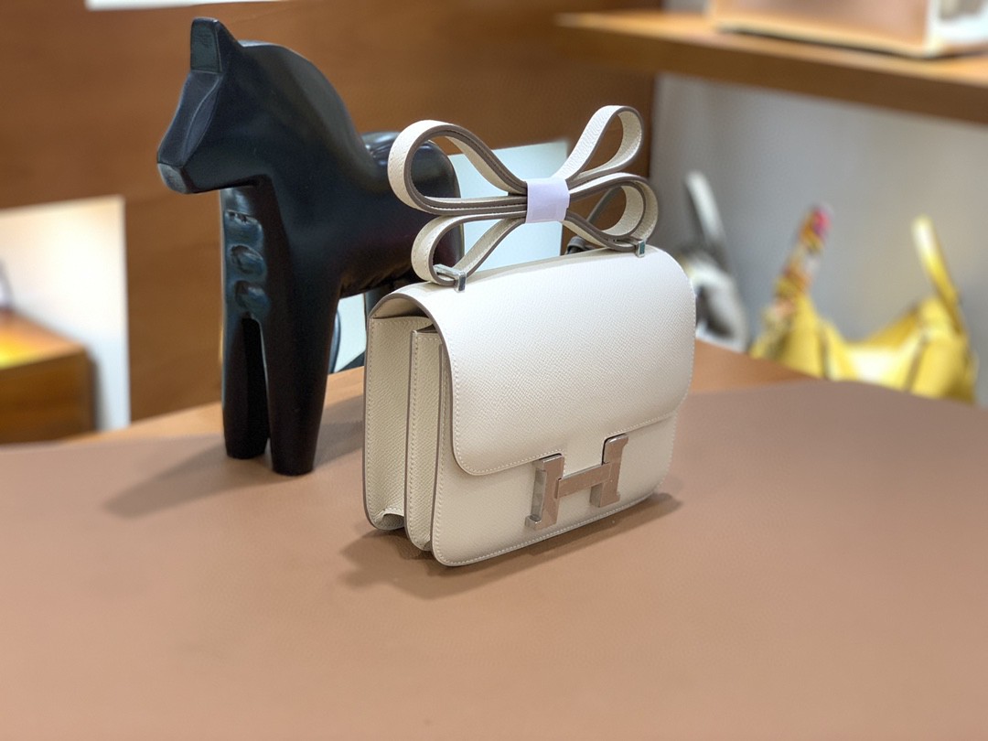 Hermès（爱马仕）Constance 空姐包 Epsom 奶昔白 19cm 银扣