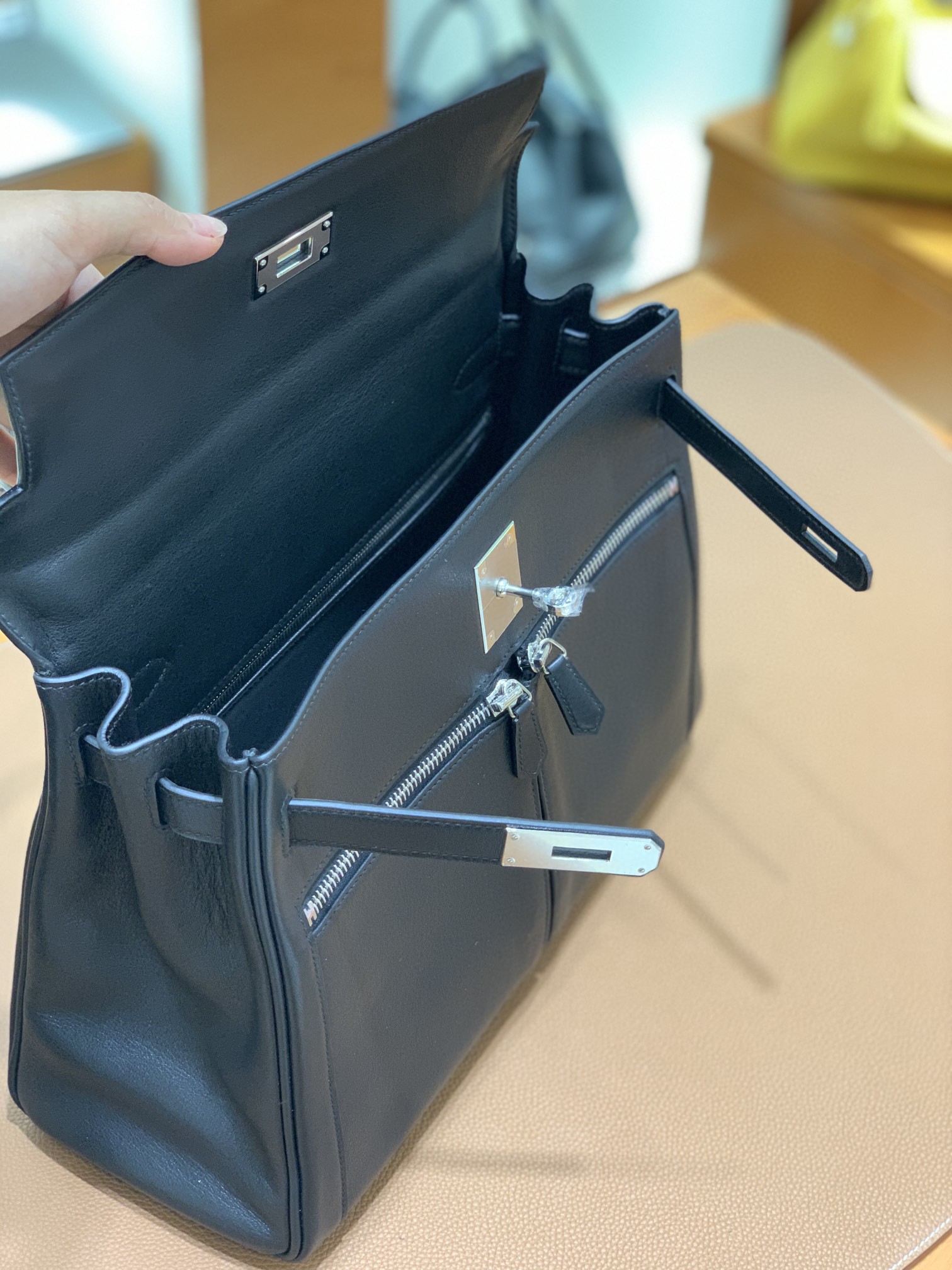 Hermès（爱马仕）Kelly lakis 黑色 swift皮 银扣 32cm 现货