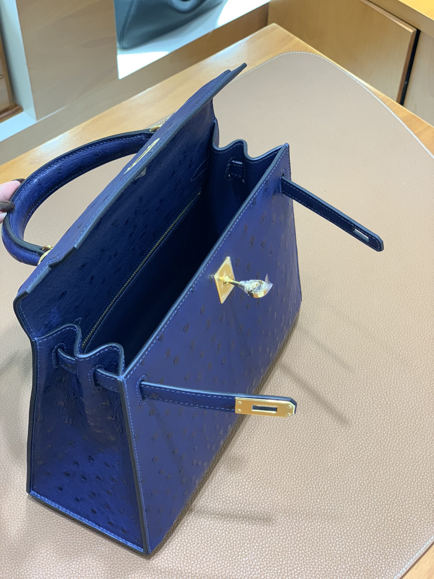 Hermès（爱马仕）Kelly 凯莉包 鸵鸟皮 马耳他蓝 金扣 25cm