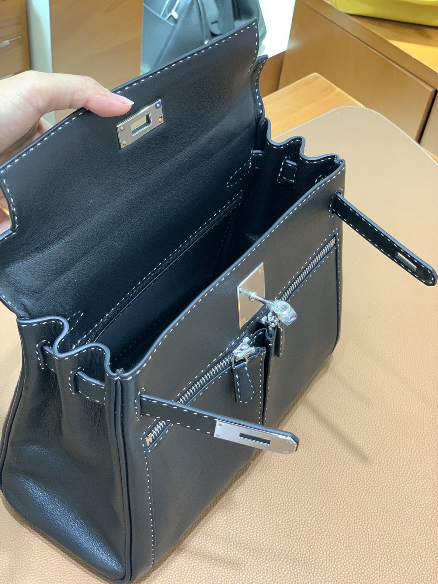 Hermès（爱马仕）Kelly lakis 黑色 swift皮 双色线 银扣 28cm 现货