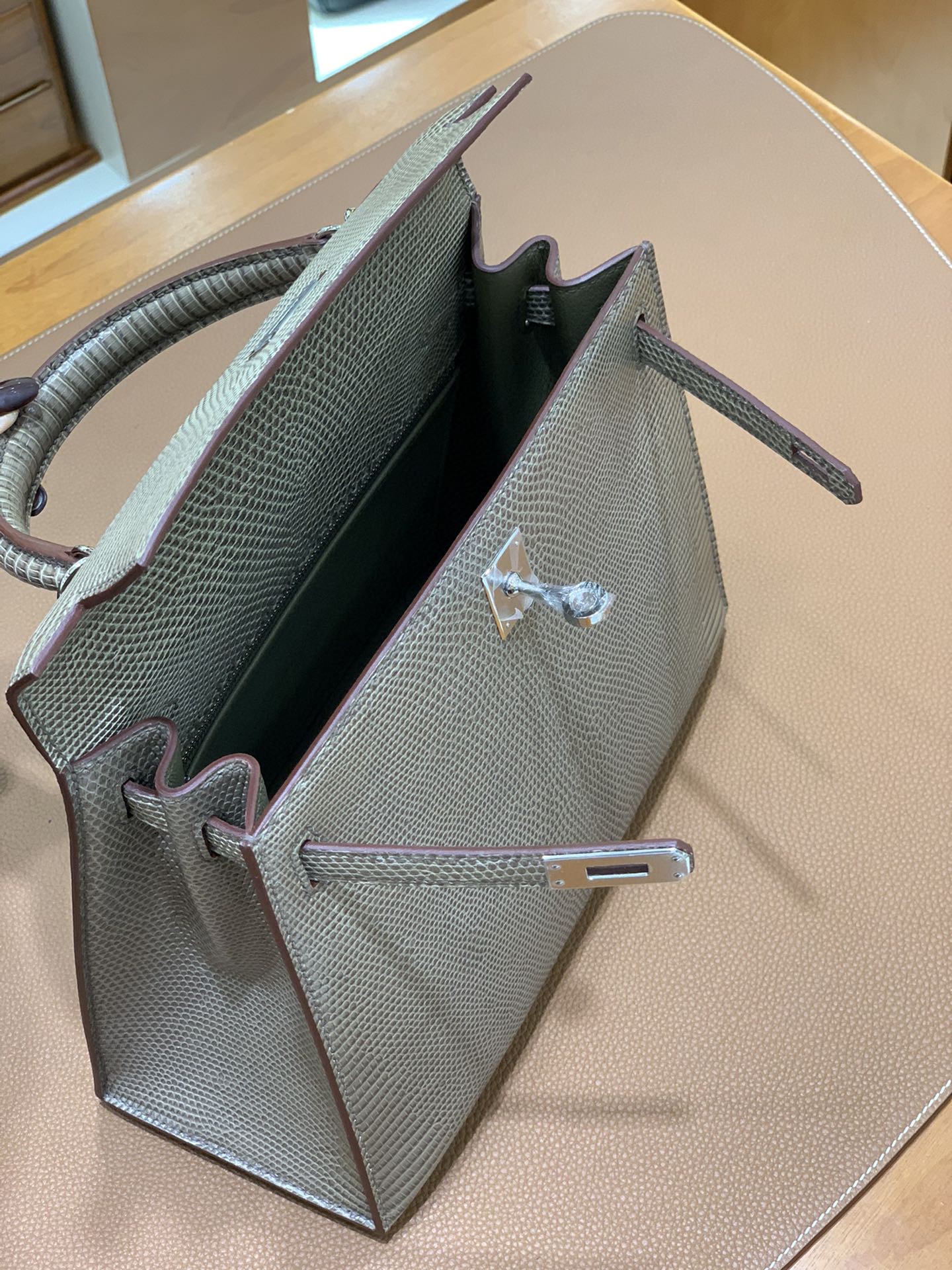 Hermès（爱马仕）Kelly 凯莉包 蜥蜴皮 斑鸠灰 银扣 25cm