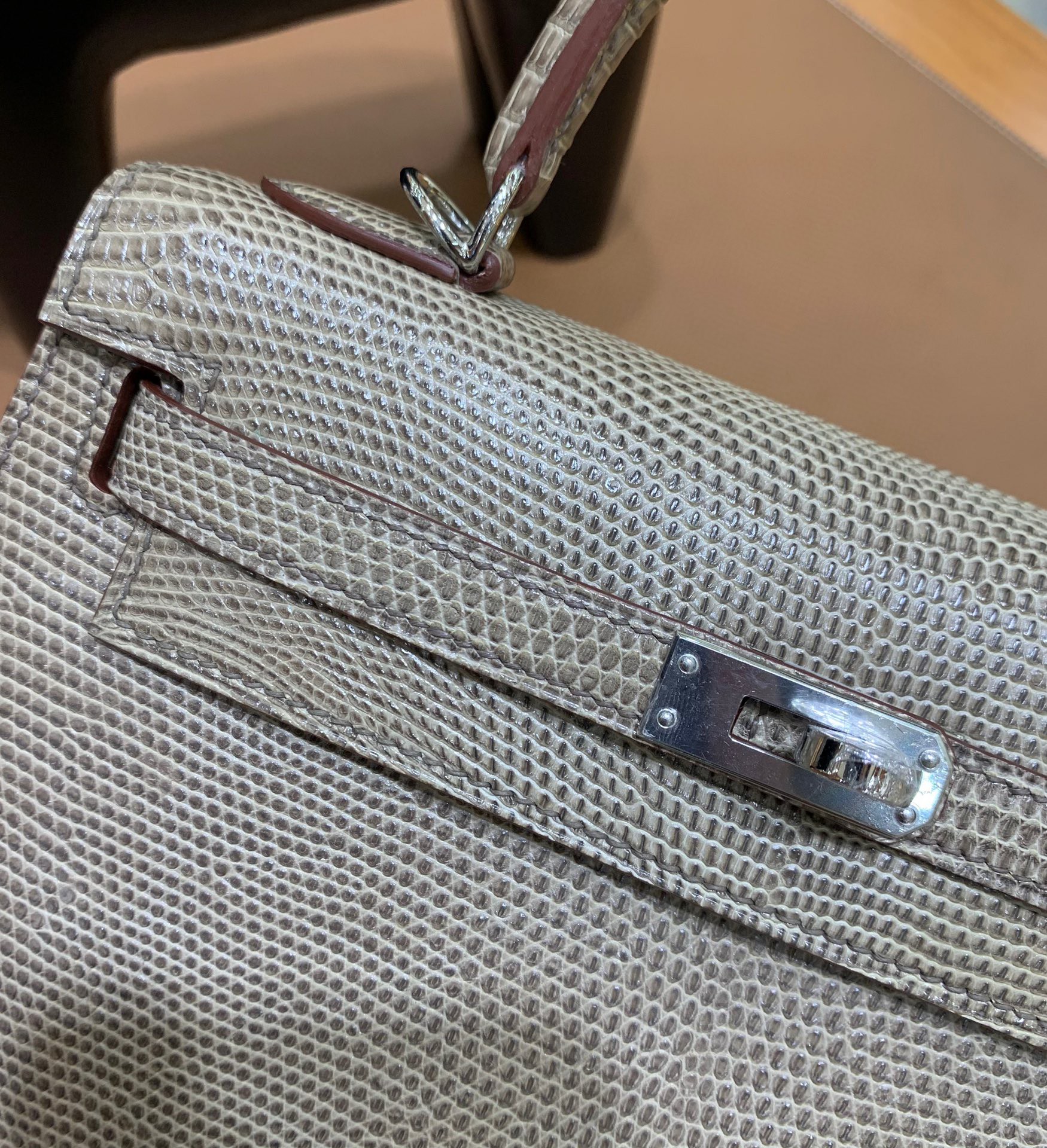 Hermès（爱马仕）Kelly 凯莉包 蜥蜴皮 斑鸠灰 银扣 25cm
