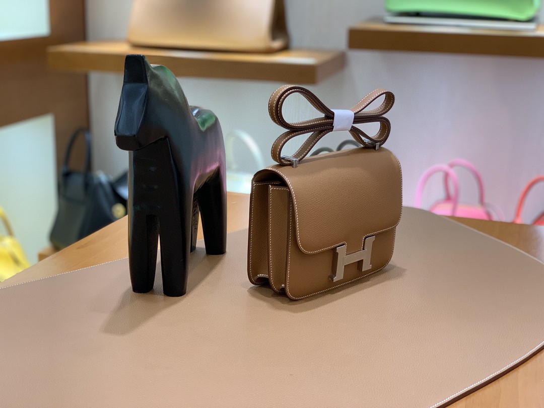 Hermès（爱马仕）Constance 空姐包 Epsom 金棕色 19cm 银扣