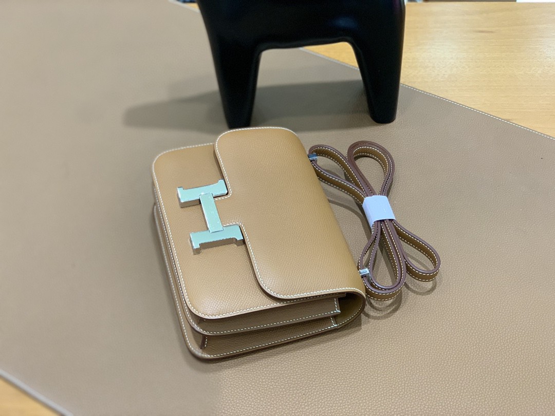 Hermès（爱马仕）Constance 空姐包 Epsom 金棕色 19cm 银扣