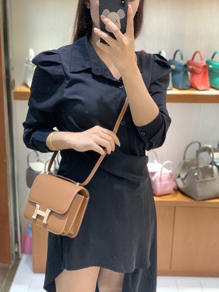 Hermès（爱马仕）Constance 空姐包 Epsom 金棕色 19cm 银扣