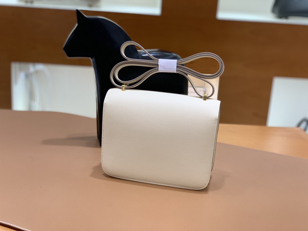 Hermès（爱马仕）Constance 空姐包 Epsom 奶昔白 19cm 金扣