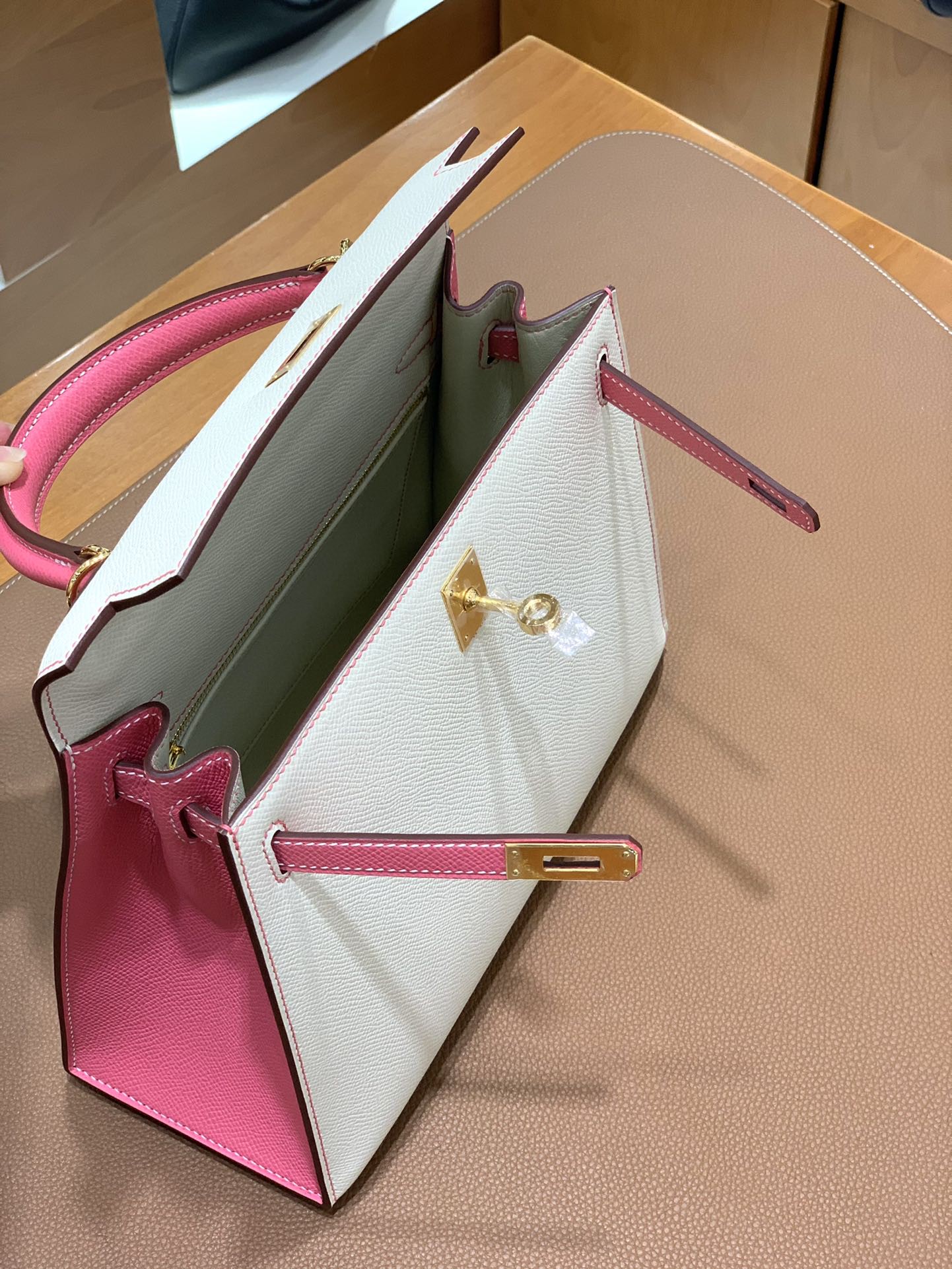 Hermès（爱马仕） Kelly 凯莉包 epsom 唇膏粉拼奶昔白 金扣 反色线 25cm