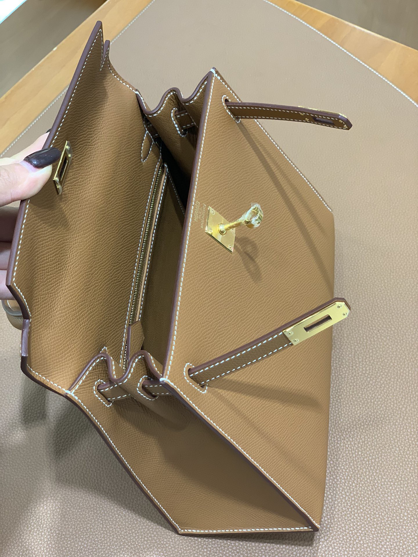 Hermès（爱马仕）Kelly 凯莉包 Epsom 金棕色 金扣 25cm
