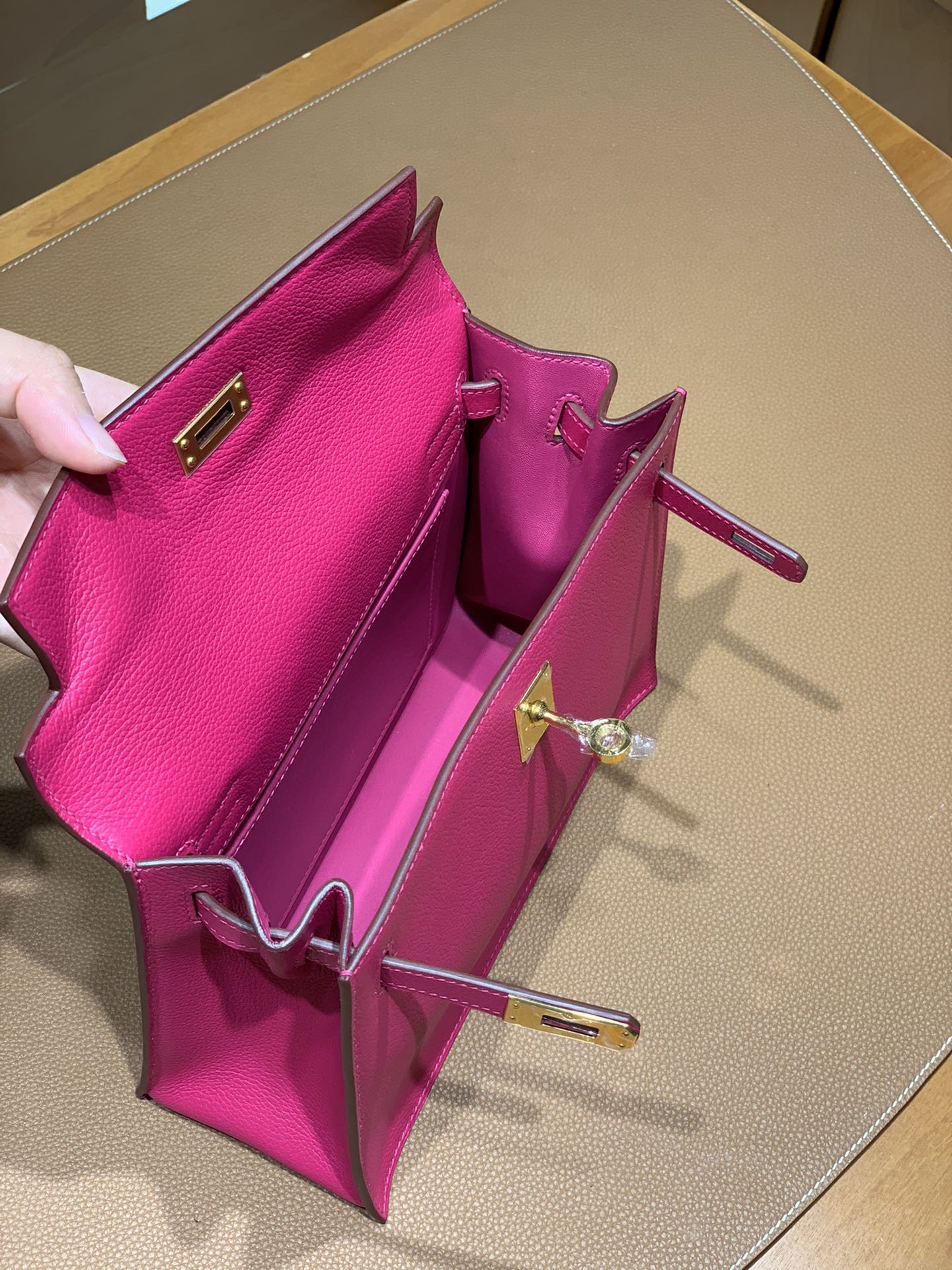Hermès（爱马仕）Kelly Danse 跳舞包 Evercolor 极致粉 22cm 金扣