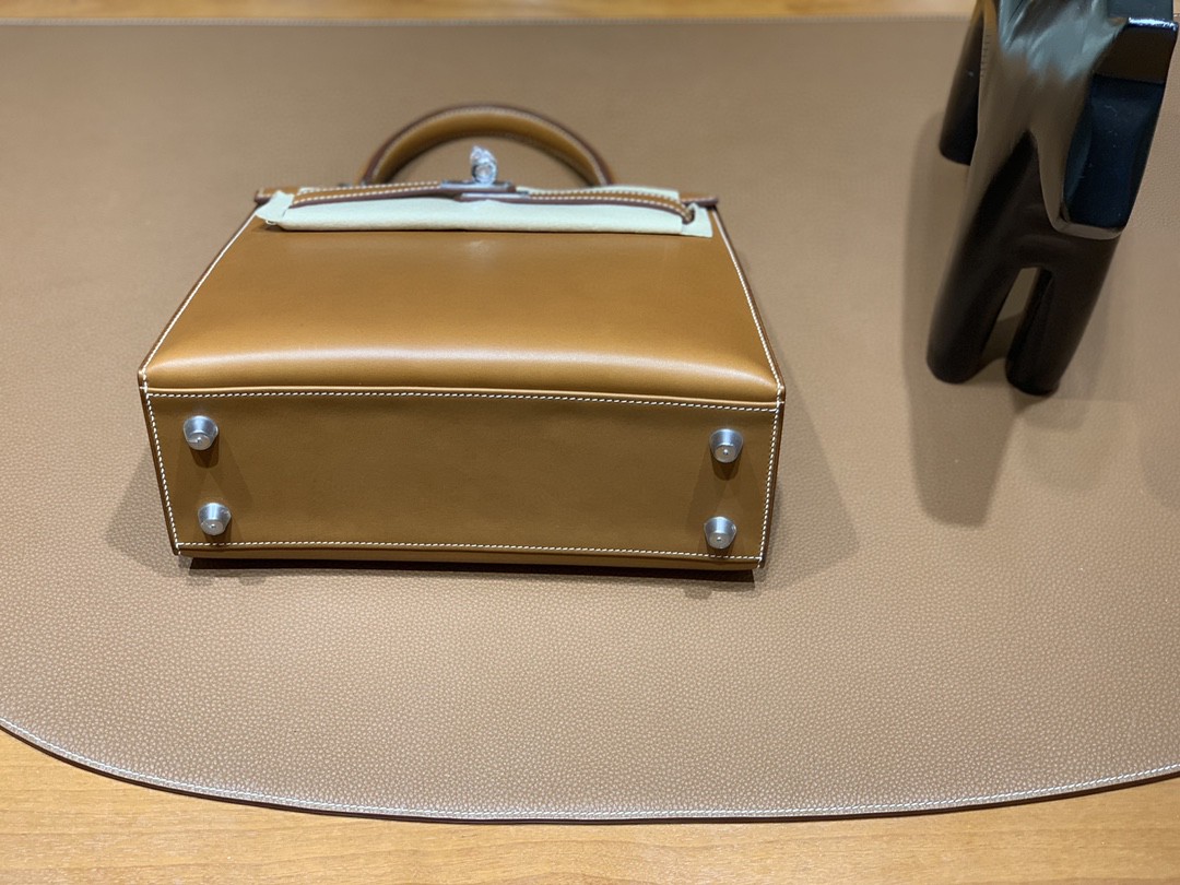 Hermès（爱马仕）Kelly 凯莉包 马鞍皮 金棕色 银扣 25cm