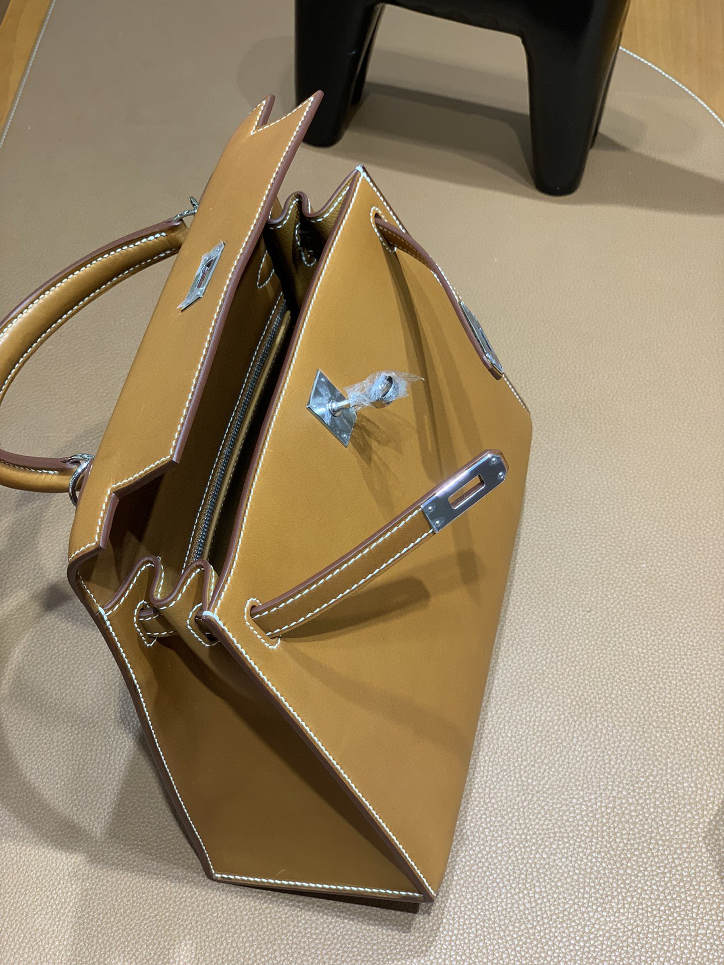 Hermès（爱马仕）Kelly 凯莉包 马鞍皮 金棕色 银扣 25cm