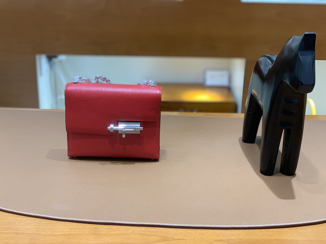 Hermès（爱马仕）Verrou 机枪包 山羊皮 Q5 国旗红 17cm 银扣
