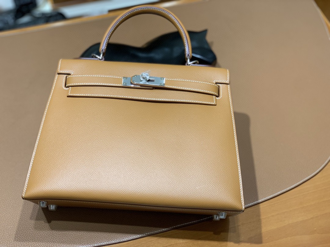 Hermès（爱马仕）Kelly 凯莉包 Epsom 金棕色 银扣 28cm