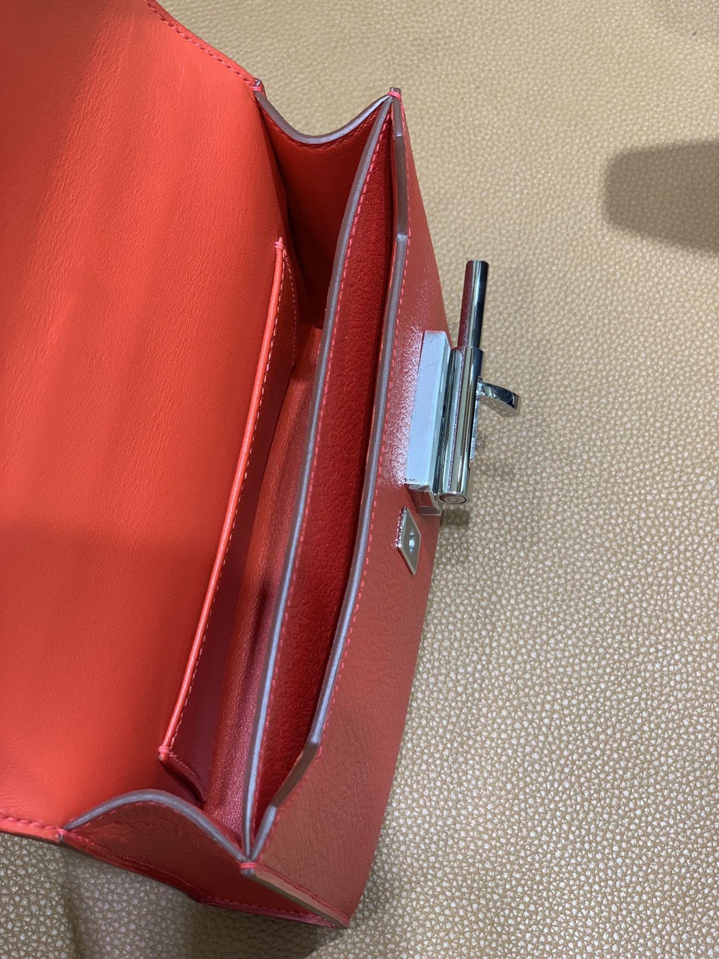 Hermès（爱马仕）Verrou 机枪包 山羊皮 Q5 国旗红 17cm 银扣