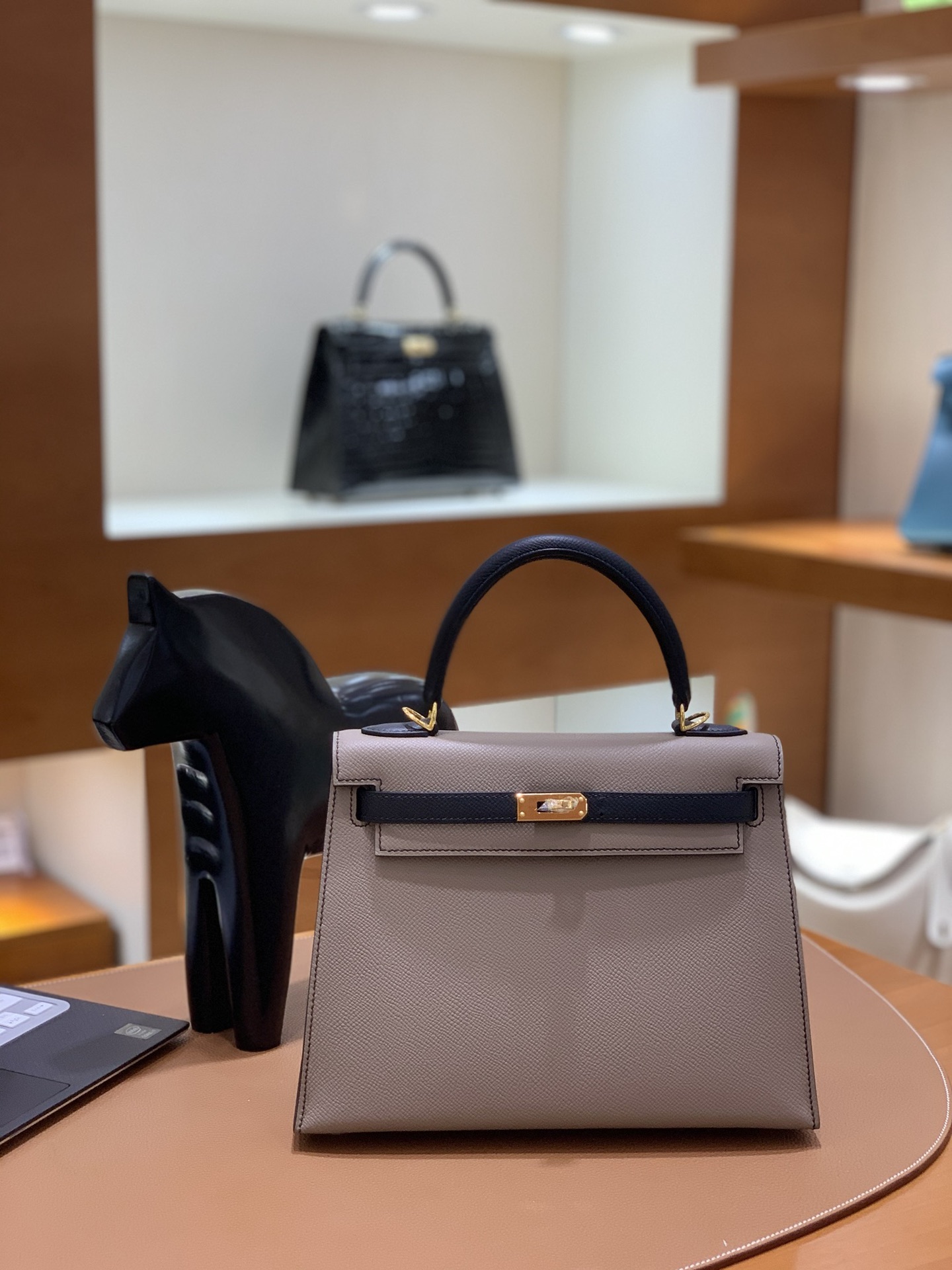 Hermès（爱马仕）Kelly 凯莉包 epsom 锡器灰 拼 黑色 金扣 25cm