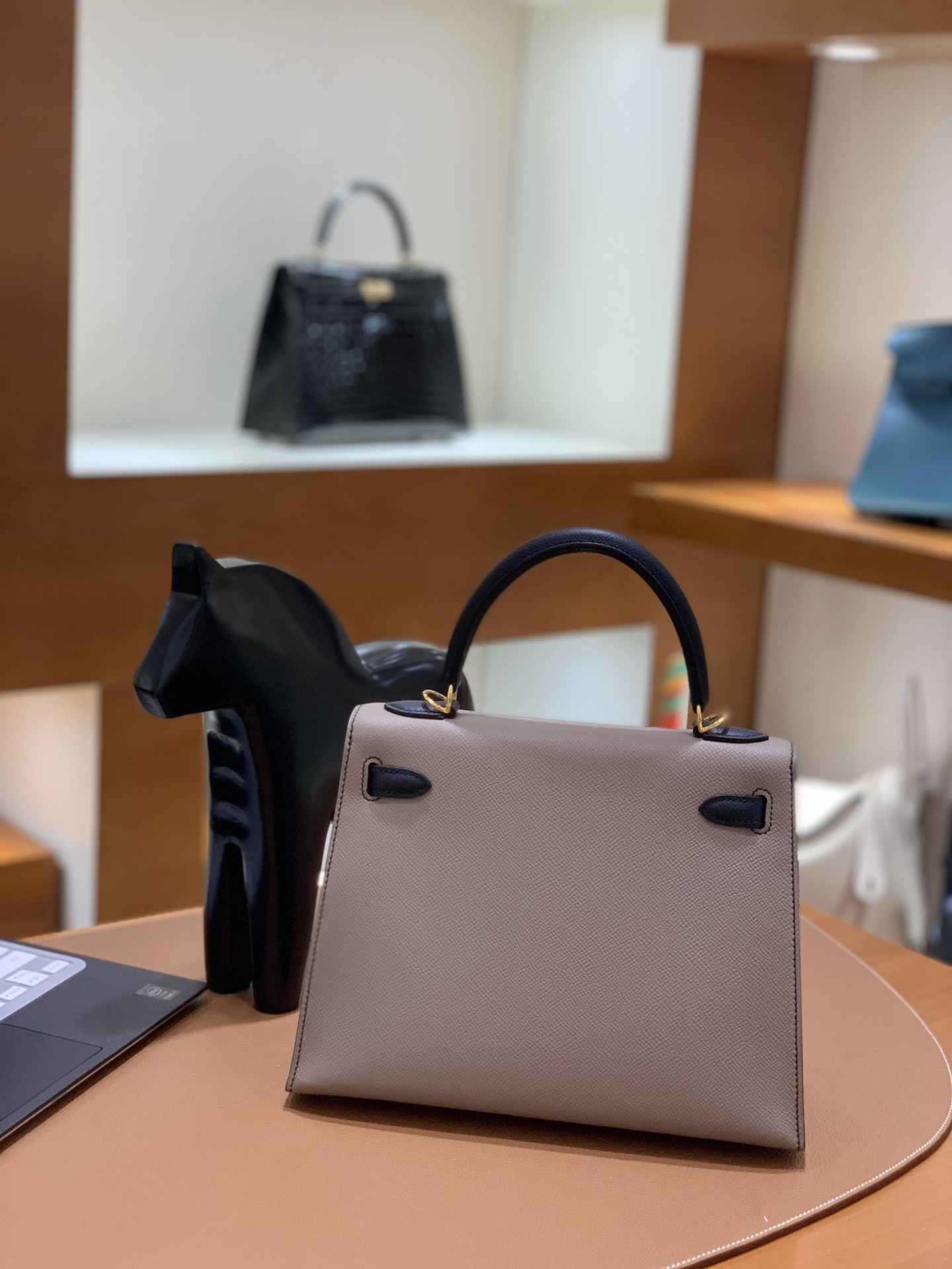 Hermès（爱马仕）Kelly 凯莉包 epsom 锡器灰 拼 黑色 金扣 25cm