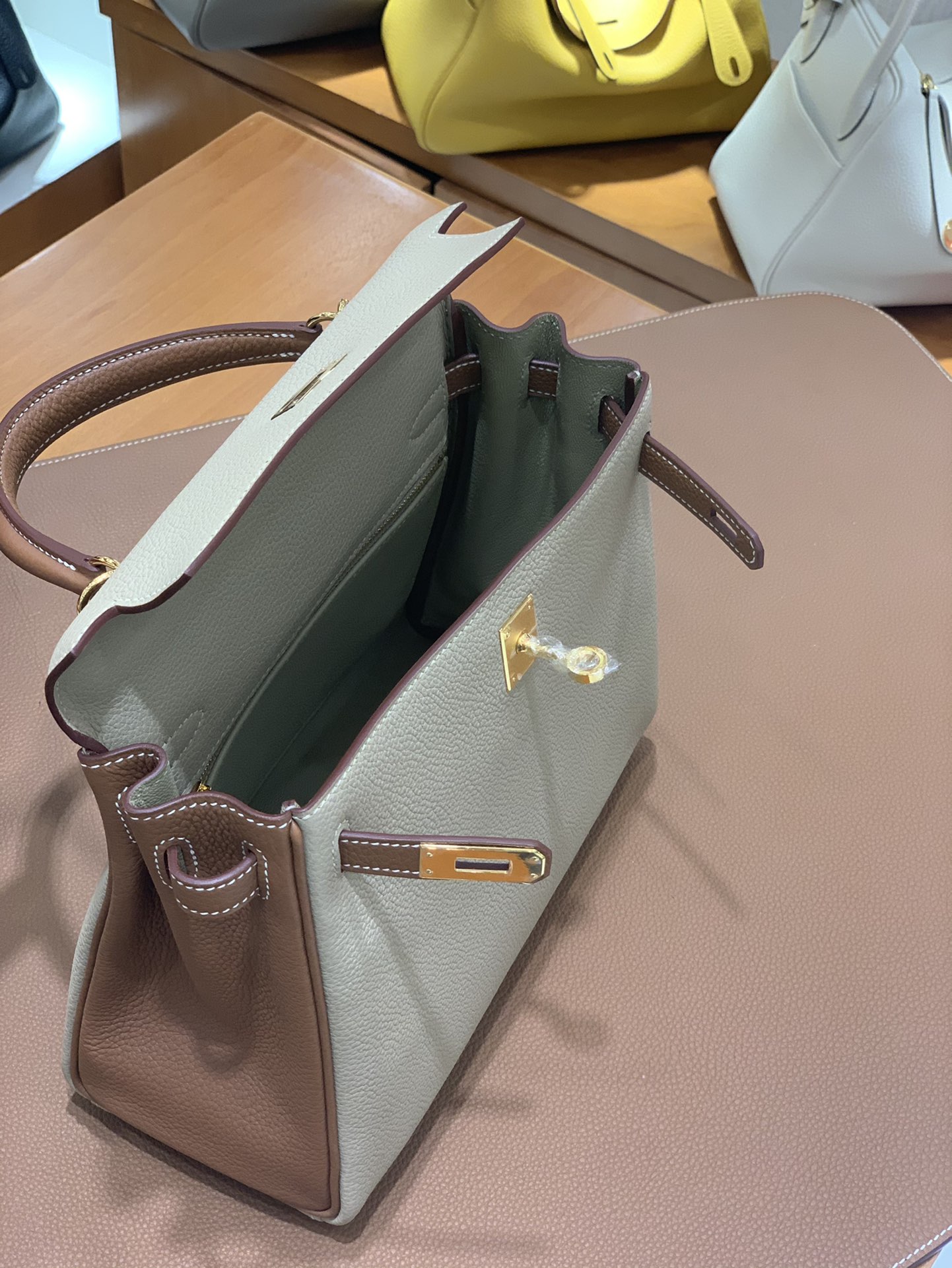 Hermès（爱马仕）Kelly 凯莉包 Togo 风衣灰 拼 金棕色 金扣 25cm